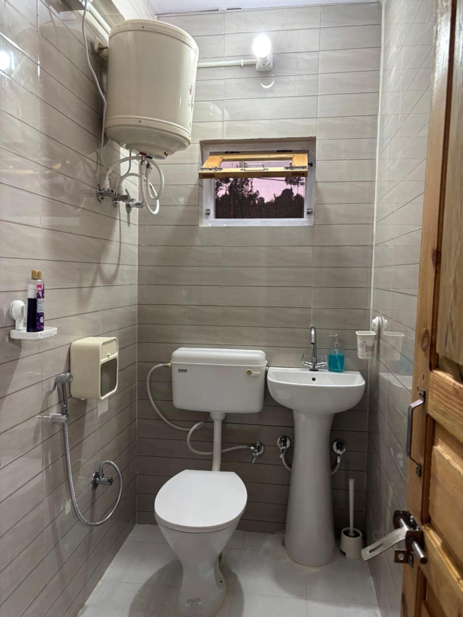 Brook Cottage Champawat Екстер'єр фото